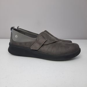 Clarks Cloudsteppers Gray Lightweight Slip On Sneakers size 8